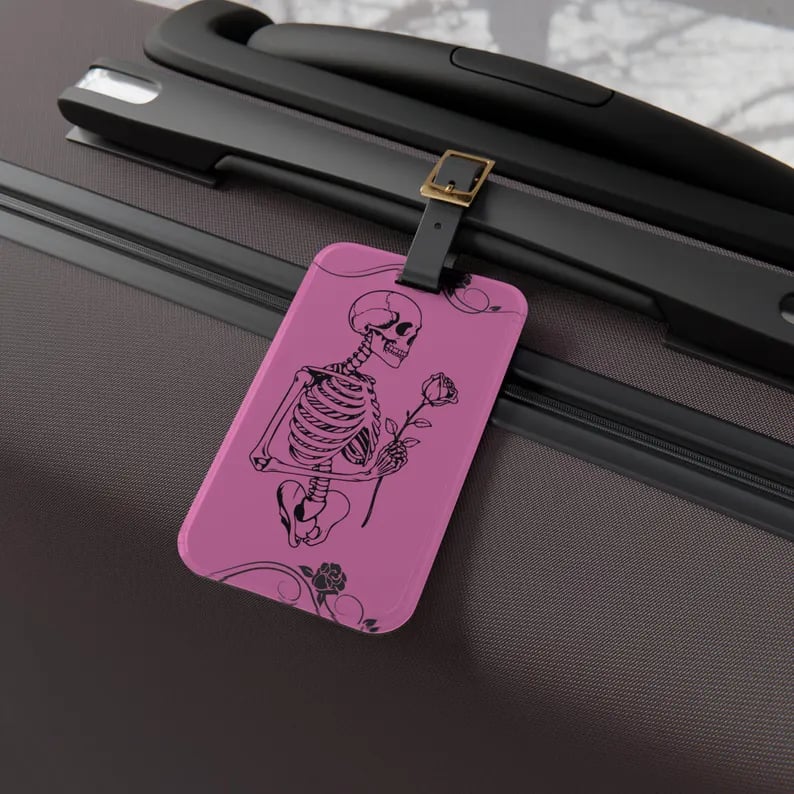 Custom luggage tags from Pinlord.com with personalized designs, featuring durable straps and clear identification details.